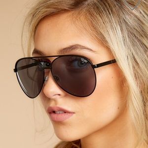 NWT QUAY Vivienne Glasses in Black/Smoke